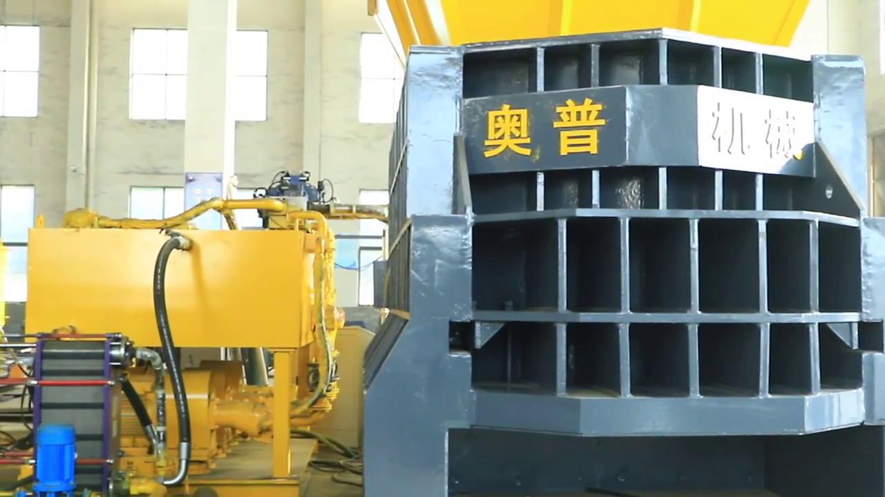 箱式剪切機機身采用高強度錳板焊接而成，易磨損處采用進口的900高強度耐磨板做襯板，箱式剪切機的刀片采用合金鋼材質，能經(jīng)受得起長時間的高強度的工作。。。